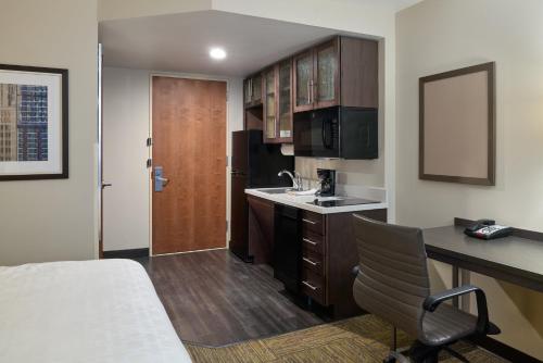 Estudio con cama grande adaptado para personas con movilidad reducida del hotel Candlewood Suites Times Square. Foto 5