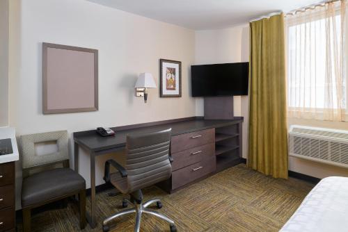 Estudio con cama grande adaptado para personas con movilidad reducida del hotel Candlewood Suites Times Square. Foto 6