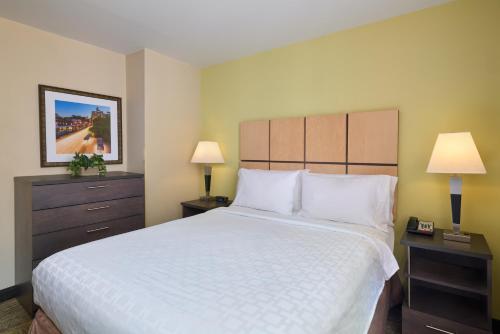 Suite de 1 dormitorio con cama grande del hotel Candlewood Suites Times Square. Foto 1