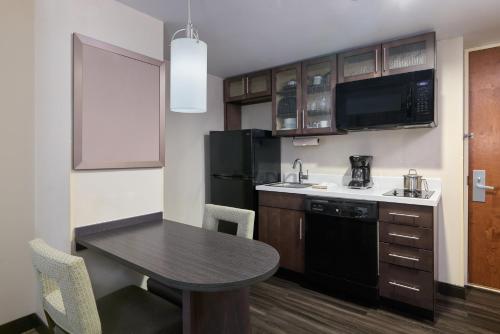 Suite de 1 dormitorio con cama grande del hotel Candlewood Suites Times Square. Foto 7
