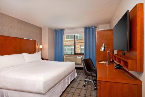 Habitación con cama extragrande. del hotel Four Points by Sheraton Midtown Times Square