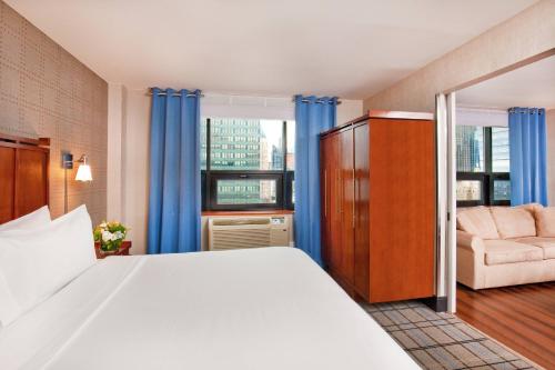 Suite con cama extragrande del hotel Four Points by Sheraton Midtown Times Square. Foto 4