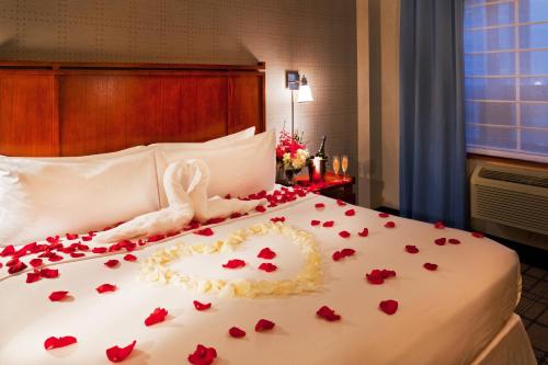 Suite con cama extragrande del hotel Four Points by Sheraton Midtown Times Square. Foto 6