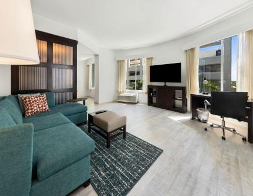 Suite de 1 dormitorio con sofá cama - Cama extragrande del hotel Hyatt Place West Palm Beach/downtown. Foto 4