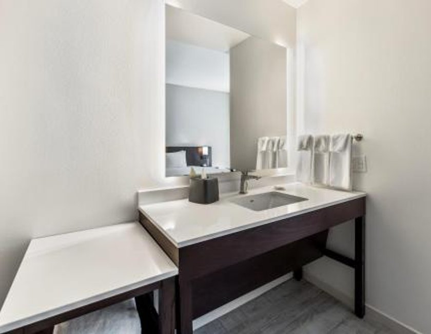 Habitación con 2 camas grandes y ducha a ras de suelo - Adaptada para personas de movilidad reducida del hotel Hyatt Place West Palm Beach/downtown. Foto 1