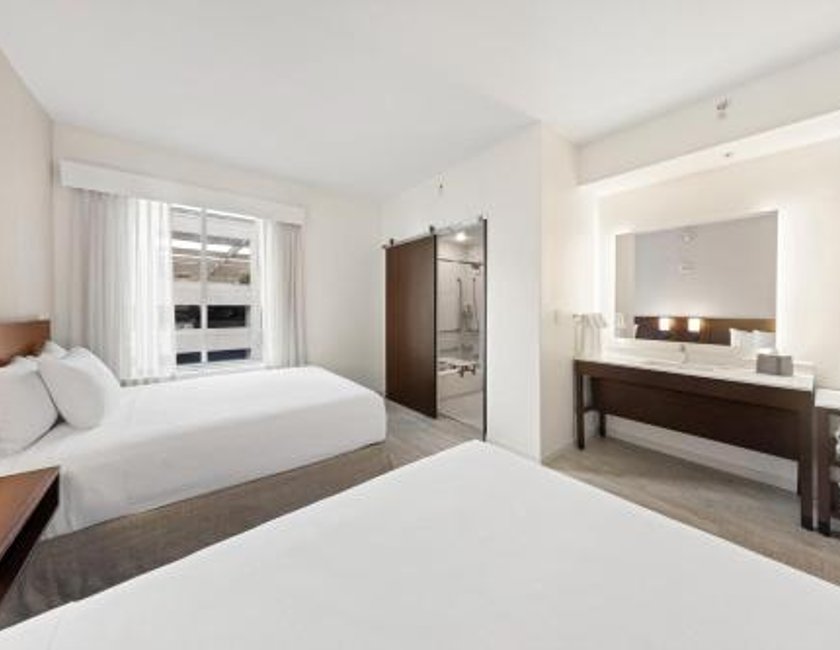 Habitación con 2 camas grandes y ducha a ras de suelo - Adaptada para personas de movilidad reducida del hotel Hyatt Place West Palm Beach/downtown. Foto 6