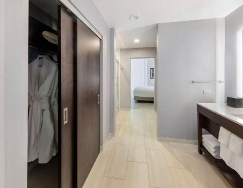 Suite de 1 dormitorio con sofá cama y ducha accesible en silla de ruedas - 1 cama extragrande - Adaptada para personas con movilidad reducida del hotel Hyatt Place West Palm Beach/downtown. Foto 2