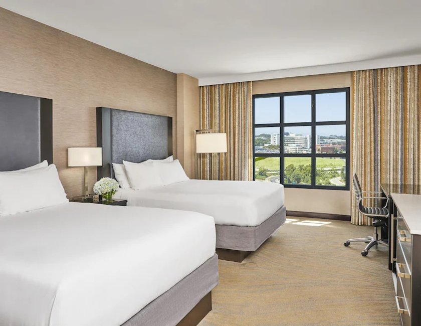 Habitación, 2 camas de matrimonio, en esquina del hotel Hyatt Regency La Jolla. Foto 1