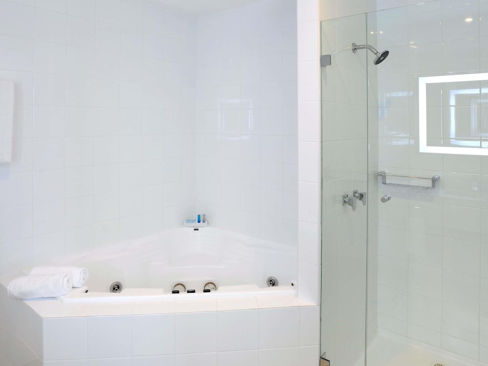 Junior Suite 1 Cama King y Spa del hotel Novotel Melbourne Glen Waverley. Foto 5