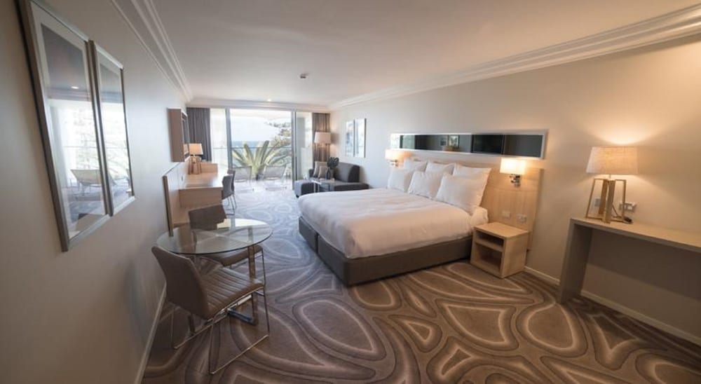 Suite Frente a la Playa, 1 Cama Queen y Sofá del hotel Novotel Wollongong Northbeach. Foto 1