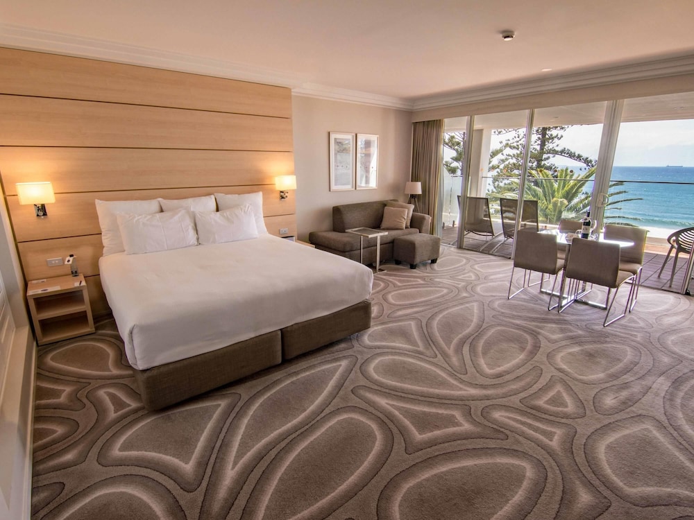 Suite Frente a la Playa, 1 Cama Queen y Sofá del hotel Novotel Wollongong Northbeach. Foto 4
