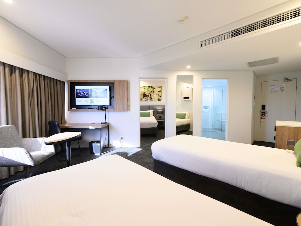 Habitación Familiar Deluxe, 1 Cama Queen y 2 Camas Individuales del hotel Mercure Penrith. Foto 2