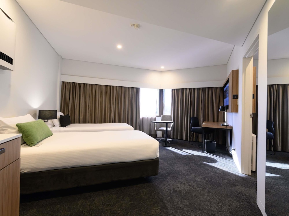 Habitación Familiar Deluxe, 1 Cama Queen y 2 Camas Individuales del hotel Mercure Penrith. Foto 5