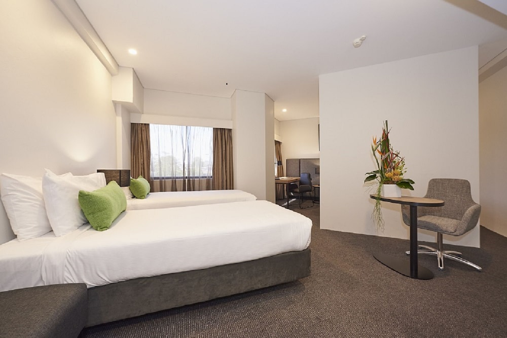Habitación Familiar Superior 1 Cama Queen y 2 Camas Individuales del hotel Mercure Penrith. Foto 1