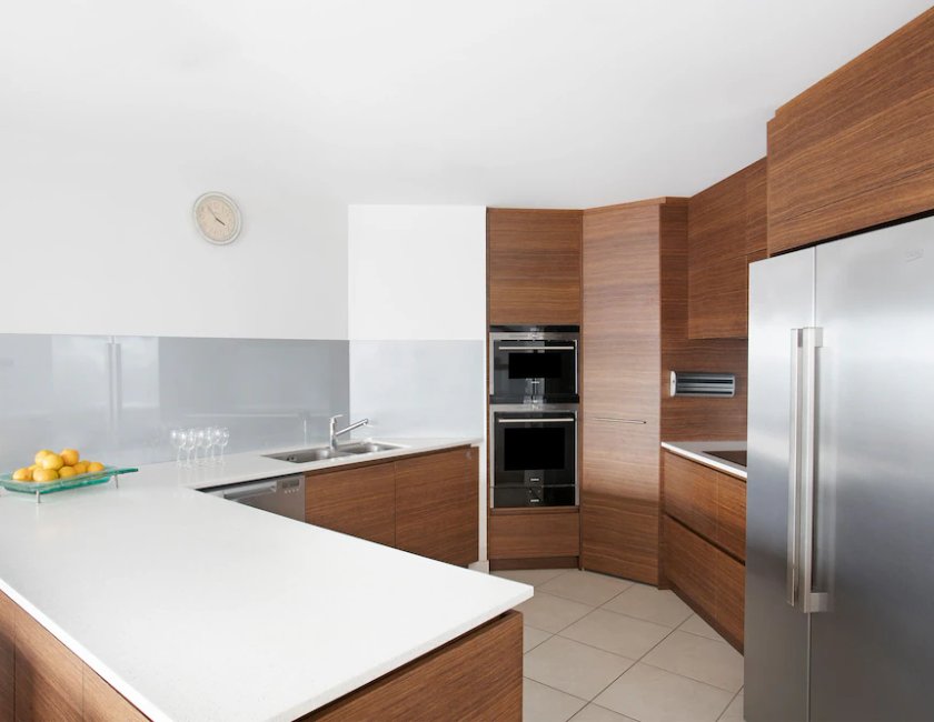 Habitación doble 3 habitaciones Vista puerto 2 Camas queen 1 Cama doble kitchenette del hotel Mantra Esplanade. Foto 6