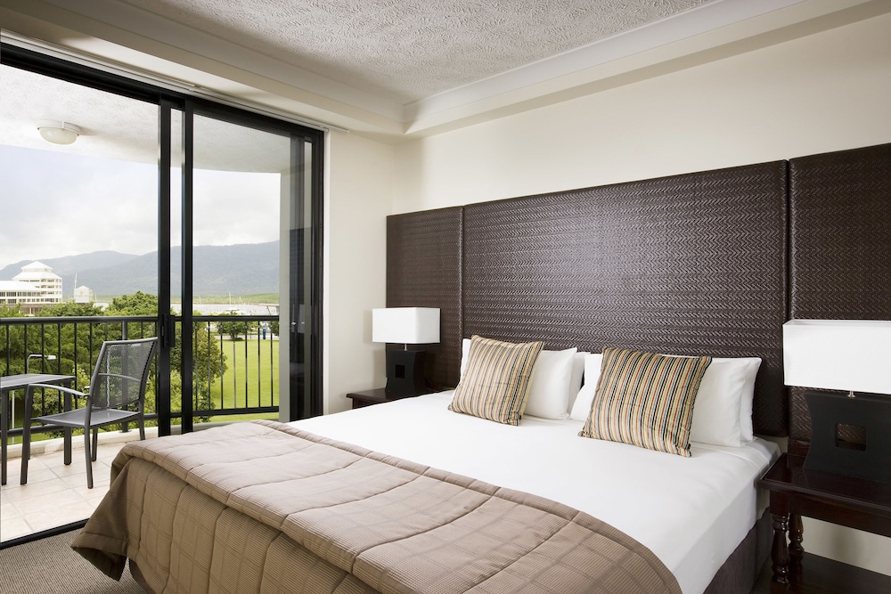 1 Dormitorio con Vistas a la Ciudad del hotel Mantra Esplanade. Foto 1