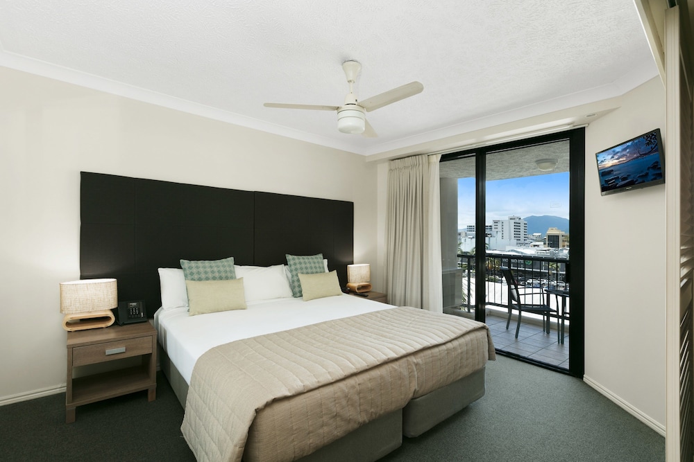 1 Dormitorio con Vistas a la Ciudad del hotel Mantra Esplanade. Foto 2