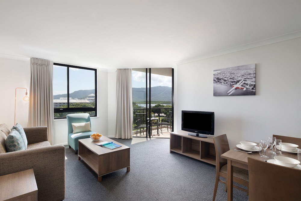 1 Dormitorio con Vistas a la Esplanada del hotel Mantra Esplanade. Foto 6