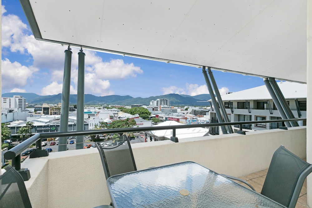 2 Dormitorios con Vistas a la Ciudad del hotel Mantra Esplanade. Foto 4