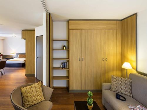 Estudio con 1 cama doble y 1 sofá cama del hotel Adagio Nantes Centre. Foto 1
