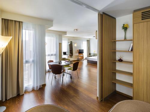 Estudio con 1 cama doble y 1 sofá cama del hotel Adagio Nantes Centre. Foto 4