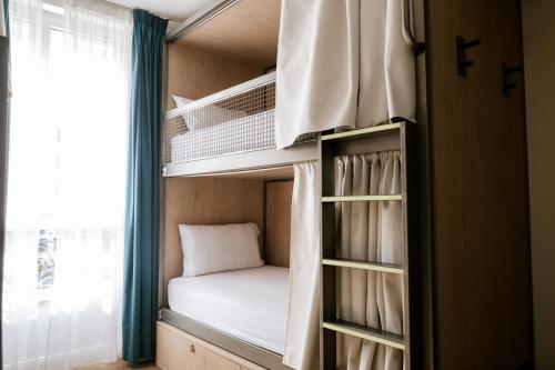 Cama en habitación femenina compartida de 4 camas del hotel The Playce and Bar By Happyculture. Foto 7