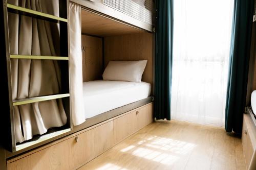 Cama en habitación femenina compartida de 4 camas del hotel The Playce and Bar By Happyculture. Foto 13