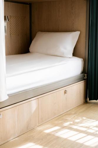 Cama en habitación compartida mixta de 8 camas del hotel The Playce and Bar By Happyculture. Foto 3