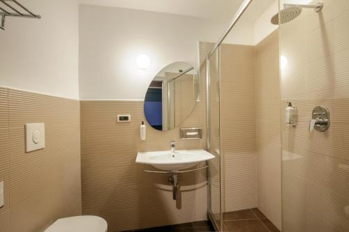 Habitación Estándar - Cama extragrande del hotel Best Western Globus. Foto 1