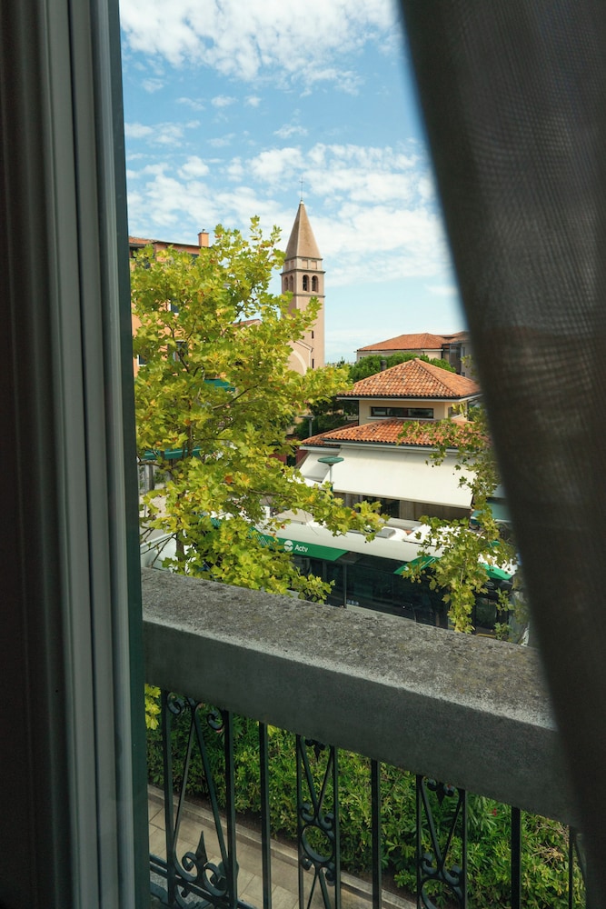 Meliá Room Vista calle del hotel Melia Venezia Lido. Foto 1