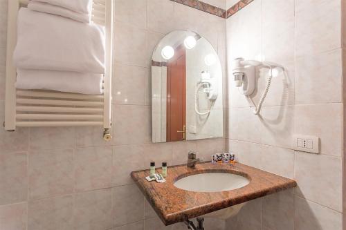 Habitación Doble Estándar - 1 o 2 camas del hotel Raeli Luce. Foto 5