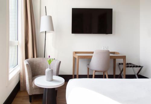 Habitación Clásica Superior del hotel H10 London Waterloo. Foto 2