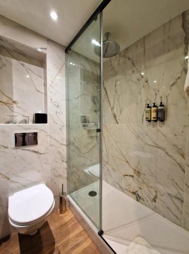 Habitación Clásica Superior del hotel H10 London Waterloo. Foto 3