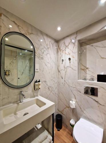 Habitación Clásica Superior del hotel H10 London Waterloo. Foto 4