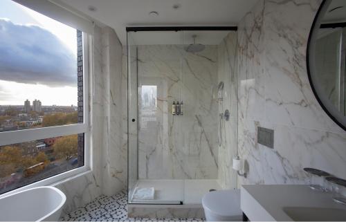 Suite Junior Sky View del hotel H10 London Waterloo. Foto 3