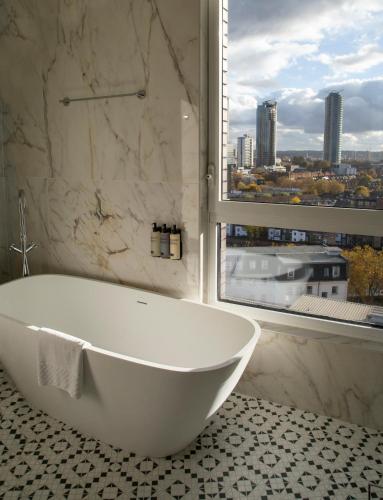 Suite Junior Sky View del hotel H10 London Waterloo. Foto 4