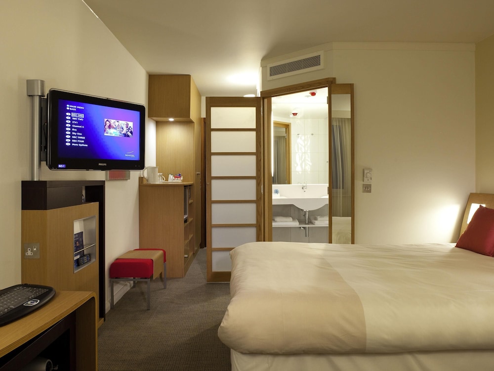 Habitación Superior con 1 cama queen size y sofá - cama del hotel Novotel Liverpool Centre. Foto 1