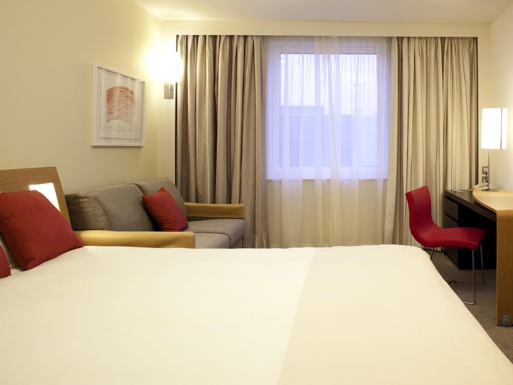 Habitación Superior con 1 cama queen size y sofá - cama del hotel Novotel Liverpool Centre. Foto 3