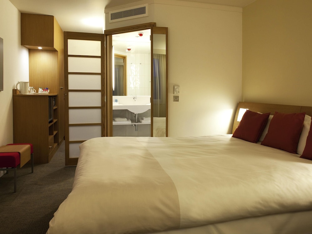 Habitación Superior con cama queen del hotel Novotel Liverpool Centre. Foto 3