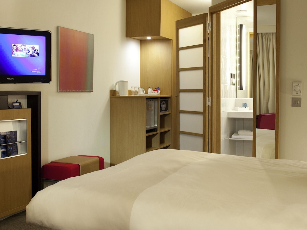 Habitación Superior con cama queen del hotel Novotel Liverpool Centre. Foto 4