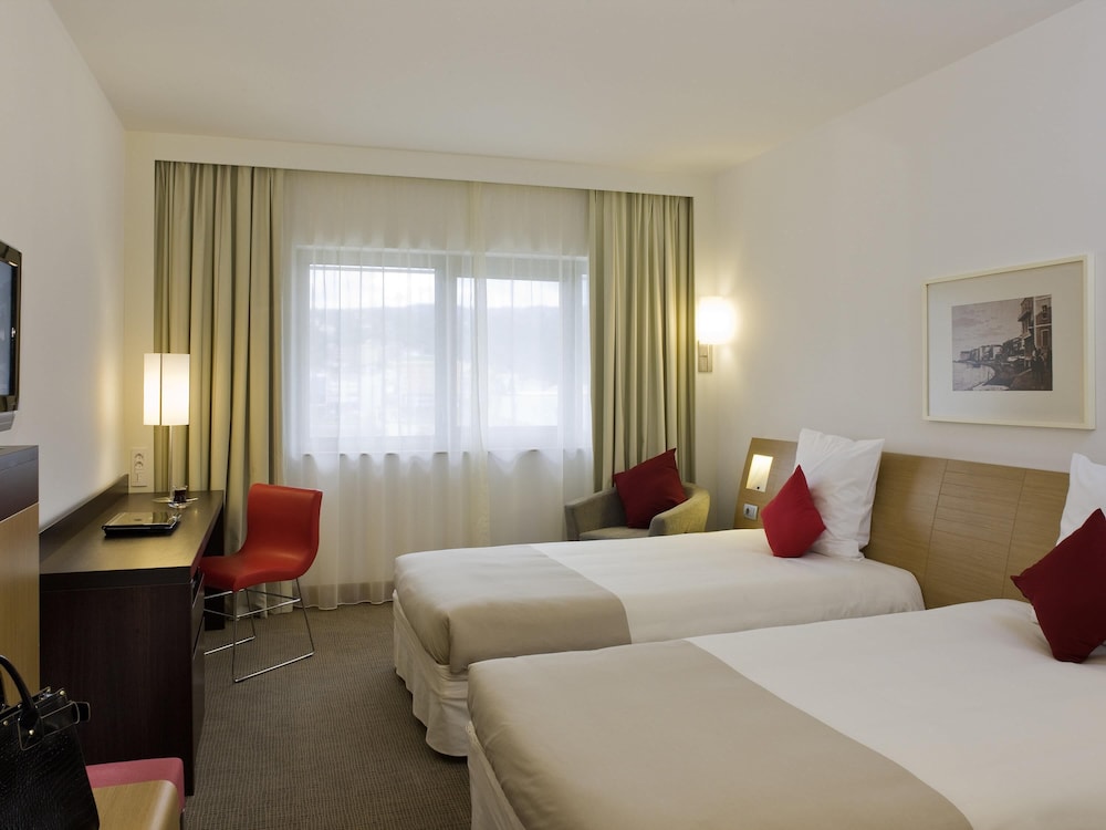 Habitación superior con 2 camas individuales del hotel Novotel Liverpool Centre. Foto 1