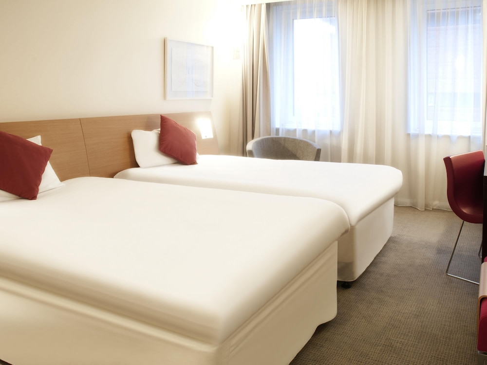 Habitación superior con 2 camas individuales del hotel Novotel Liverpool Centre. Foto 3