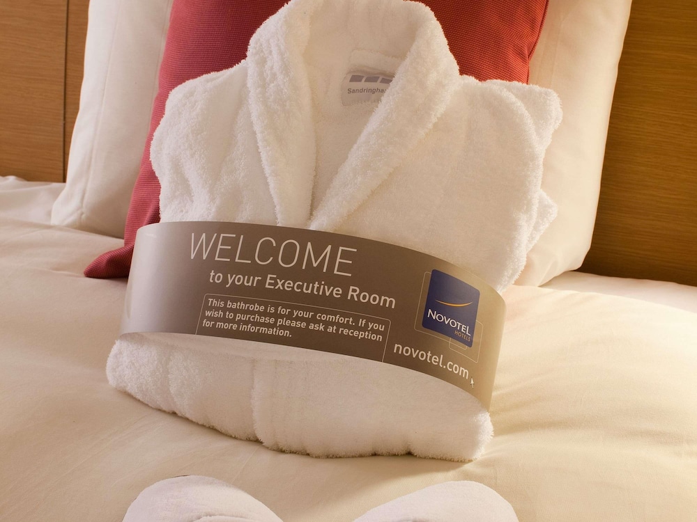 Habitación Ejecutiva con 1 cama king size y sofá - cama individual del hotel Novotel Liverpool Centre. Foto 4