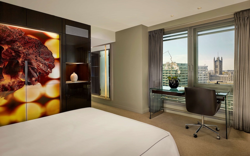 Suite, 1 cama de matrimonio grande (1 Bedroom) del hotel Park Plaza Westminster Bridge London. Foto 1