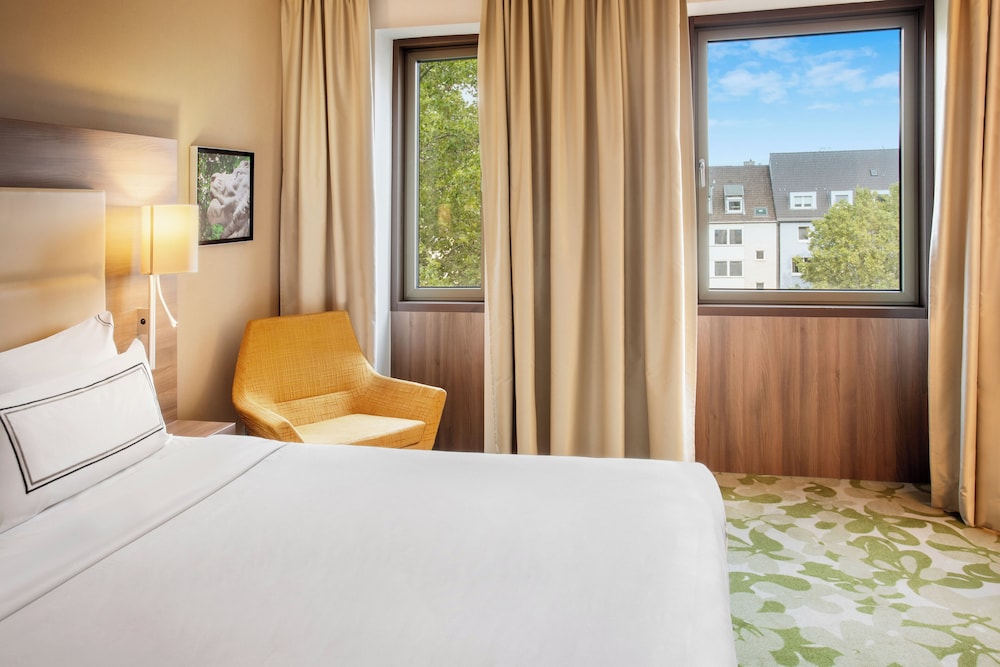 Habitación Meliá con vistas a la ciudad del hotel Melia Düsseldorf. Foto 1