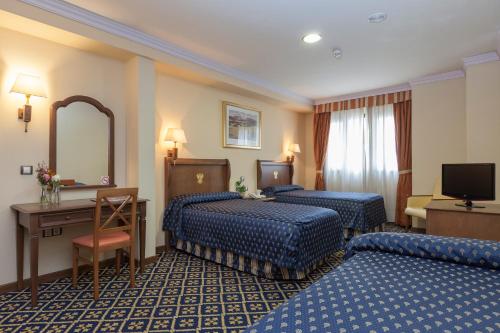 Habitación triple del hotel Agora Juan De Austria