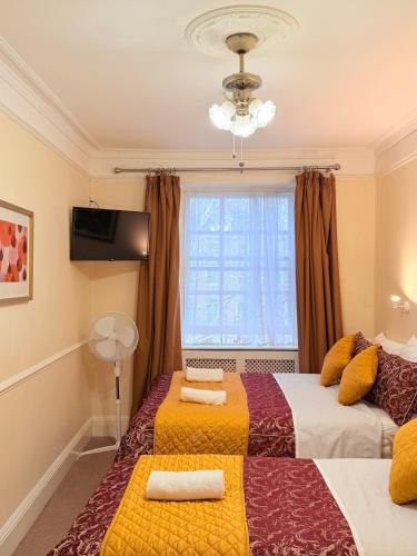 Habitación Triple del hotel Europa House. Foto 3