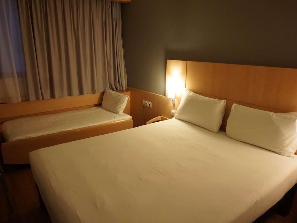 Habitación triple, varias camas del hotel IBIS GIRONA COSTA BRAVA