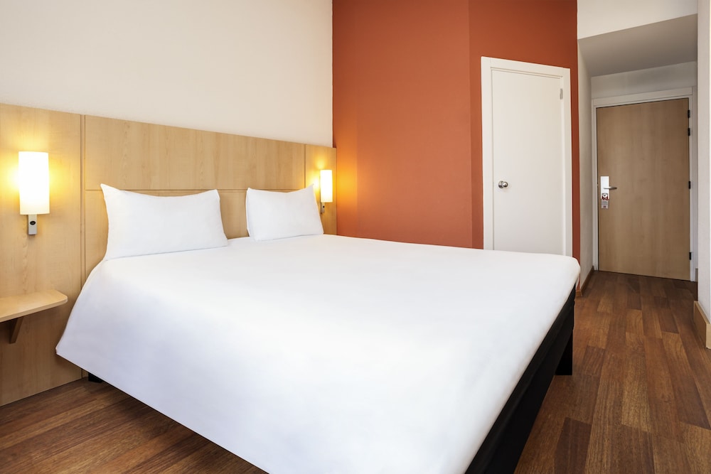 Habitación triple, varias camas del hotel IBIS GIRONA COSTA BRAVA. Foto 1