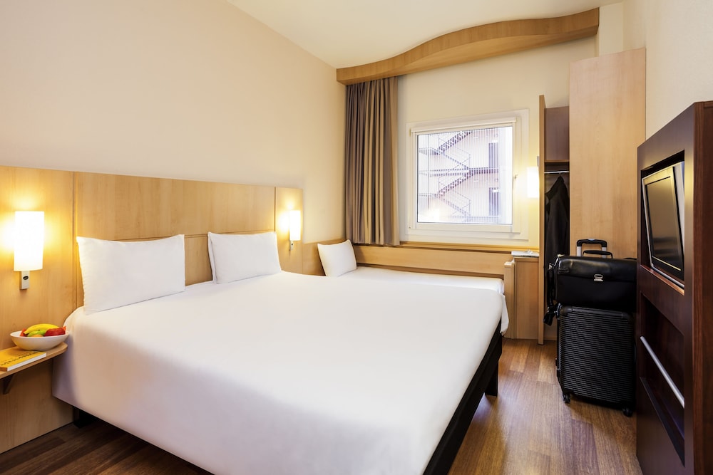 Habitación triple, varias camas del hotel IBIS GIRONA COSTA BRAVA. Foto 3